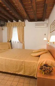 Corte Canal Venice 3*,
