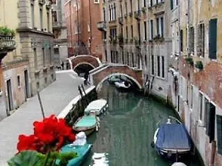 Corte Canal Venecia