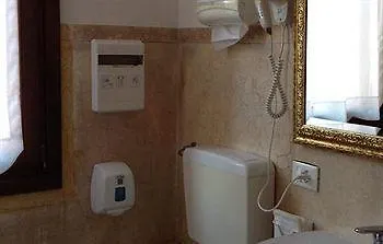 Corte Canal البندقية 3*,