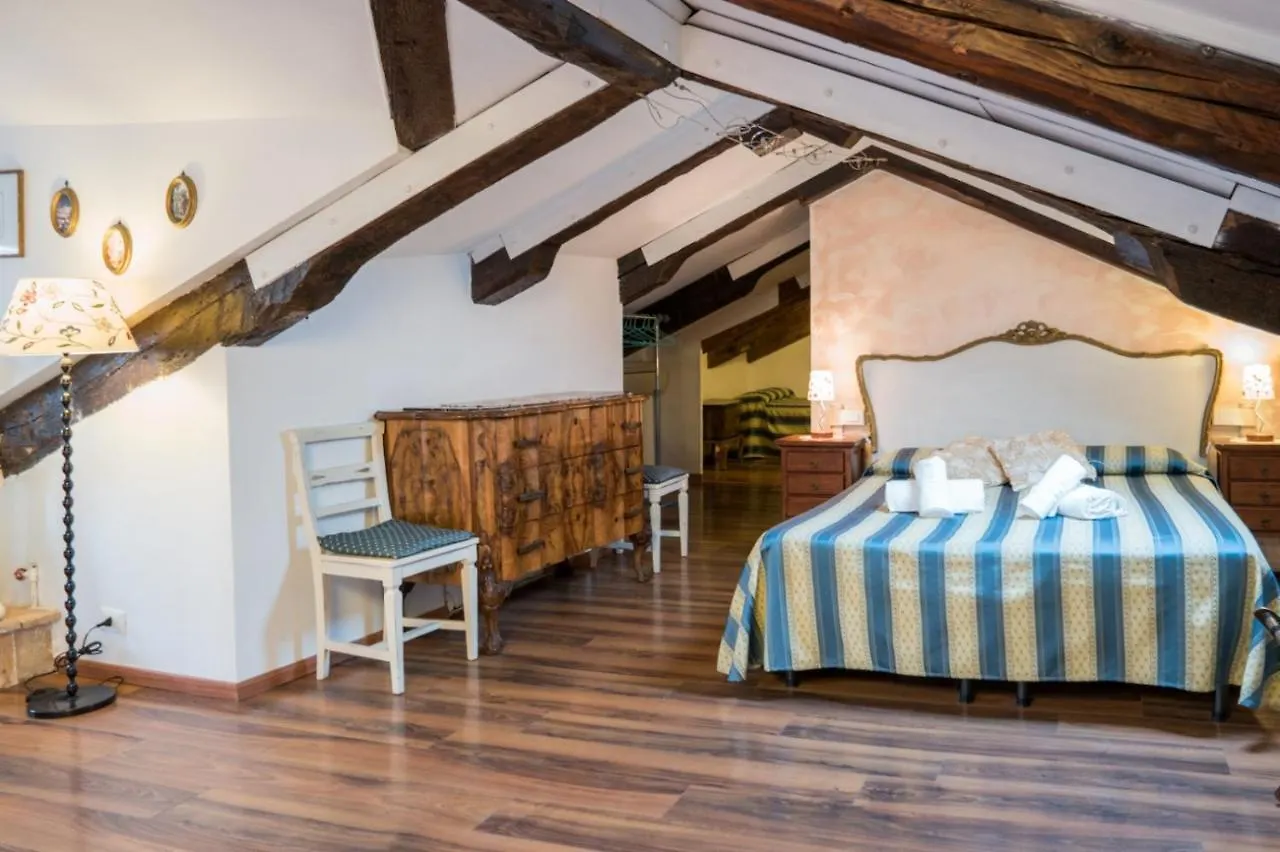 Corte Canal Venice 3*,